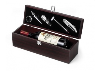 Caixa com acessrios de vinho