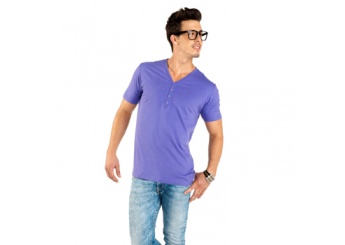 T-Shirt com amplo decote em V