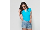 T-shirt cintada de gola redonda com abertura em V