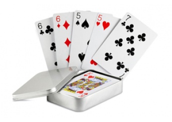 Baralho de cartas em caixa de metal