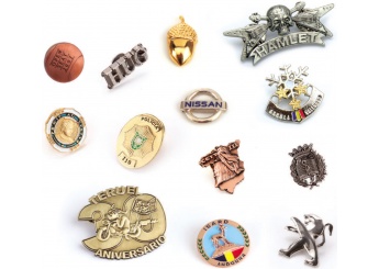 Pin metlico com design 3D