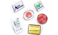Pins com adesivo resinado