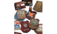 Metopas de madeira, metal e chapa fina